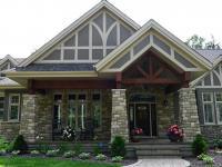 Fen&ecirc;tres &agrave; battant en PVC et Porte d&rsquo;entr&eacute;e en acier avec deux lat&eacute;raux