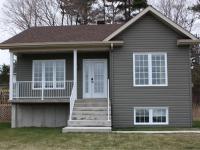 Fen&ecirc;tres &agrave; guillotine en PVC, porte d&rsquo;entr&eacute;e en acier avec vitrage lat&eacute;ral et fen&ecirc;tre coulissante&nbsp;en PVC (Egress)