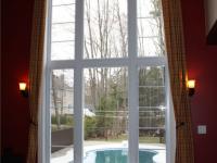 Fen&ecirc;tre &agrave; battant PVC avec imposte et carrelage