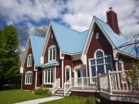 Fen&ecirc;tres &agrave; battant en PVC et porte d'entr&eacute;e en acier