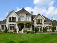 Fen&ecirc;tres &agrave; battant en PVC, porte d&rsquo;entr&eacute;e en acier et fen&ecirc;tres coulissantes en PVC.