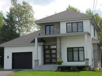 Fen&ecirc;tres &agrave; battants en PVC,&nbsp;porte d&rsquo;entr&eacute;e en acier et porte de garage