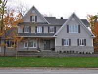 Fen&ecirc;tres &agrave; battant PVC et porte d'entr&eacute;e en acier